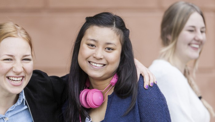 Tre skrattande unga flickor.