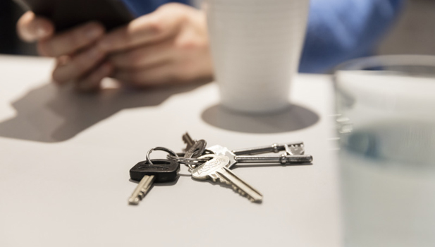 Nycklar på bordet.