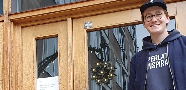 Hugo står framför porten till sin egen lägenhet