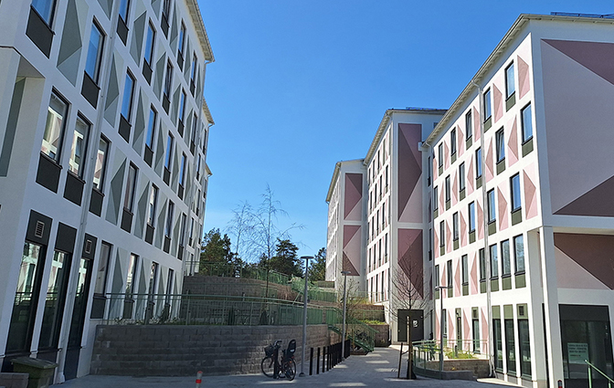 Flerbostadshus mot blå himmel