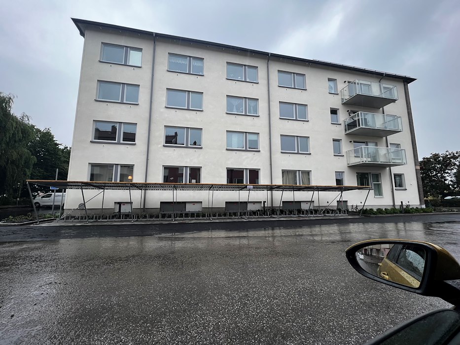 Vallentuna Prästgård vita fasaden 230901.jpg