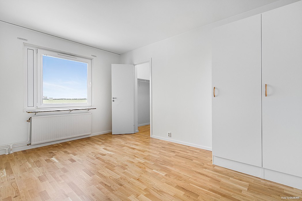 Sovrum_2_med_klädkammare_o_parkett.jpg
