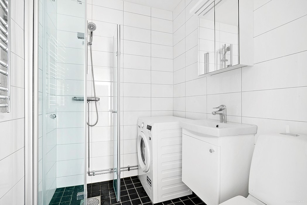 Badrum_med_tvättmaskin_wc_och_kommod__lånad_bild.jpg